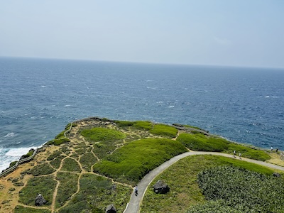 平安名崎灯台から見た岬の道(inner-wish撮影)