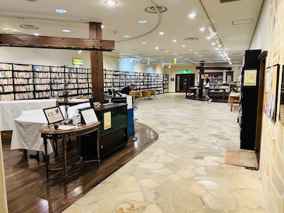 ホテルにある図書館(inner-wish撮影)