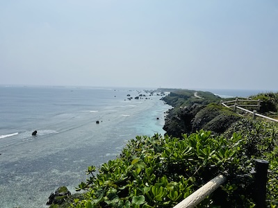 東平安名崎見晴台から岬を眺める(inner-wish撮影)