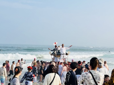 お神輿が海に入る(inner-wish撮影)