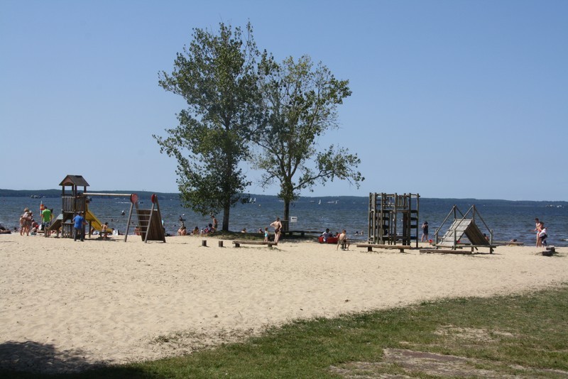 Aire de jeux sur la plage de Gastes près camping les pres verts