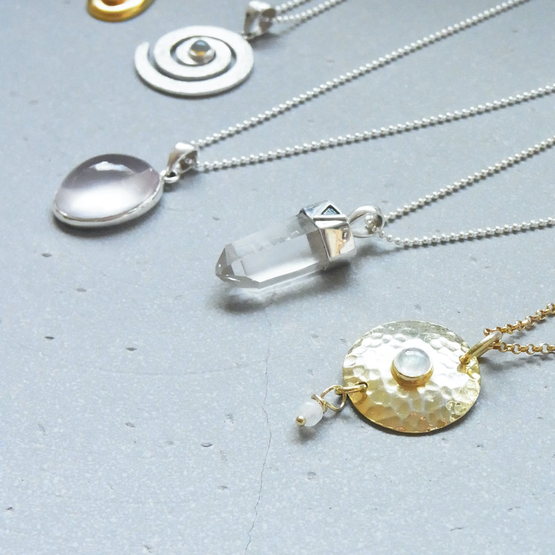 Ketten mit Anhänger aus 925 Silber und vergoldetem Silber mit einem Edelstein und Symbolik von SUMAJU