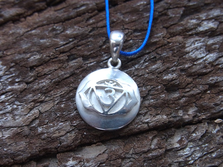 Runder Kettenanhänger mit Stirn Chakra Symbol und OM Zeichen in Silber mit einer Kette aus blauen Fallschirmband