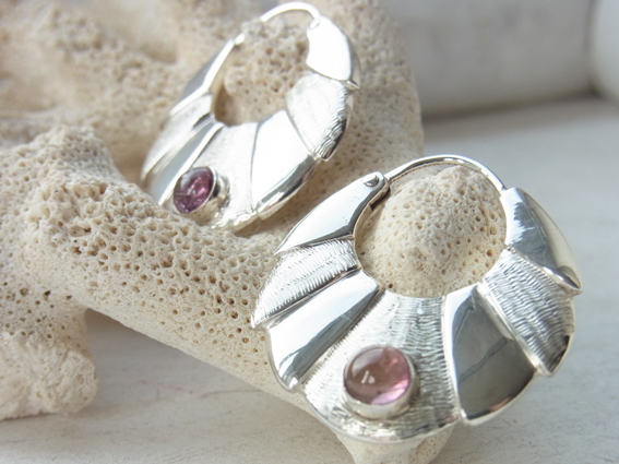 Handgefertigte Ohrringe mit rosa Turmalin Cabochons aus 925 Silber - Unikat