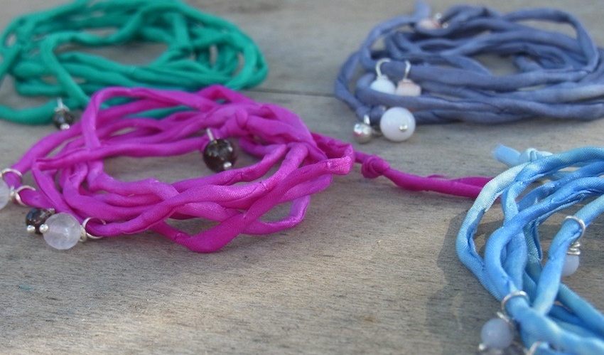 Seidenarmbänder in verschiedenen Farben mit kleinen Edelstein Anhängern