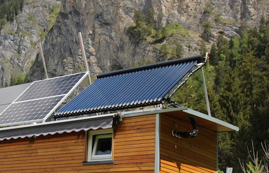 Schon mit wenigen Sonnenstrahlen erzeugt die Solarthermie-Anlage Wärme im Kombispeicher