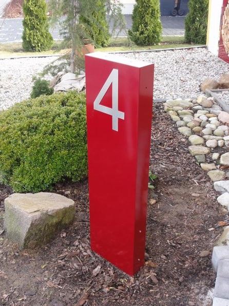 Stele mit Hausnummer 4 (Farbe: RAL 3004 purpurrot)
