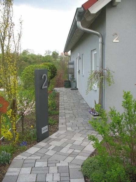 Stele mit Licht & Haus-Nr. 2 (Farbe: DB 703 dunkelgrau)