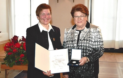 Soroptimist Club Passau, Frauenhaus-Leiterin Hildegard Stolper mit Verdienstmedaille ausgezeichnet