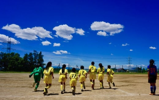 神奈川県の横浜市青葉区の荏子田グラウンド（都筑区、緑区、川崎市麻生区、宮前区、多摩区近く）で並ぶ小学生女子サッカーチームの後ろ姿の画像