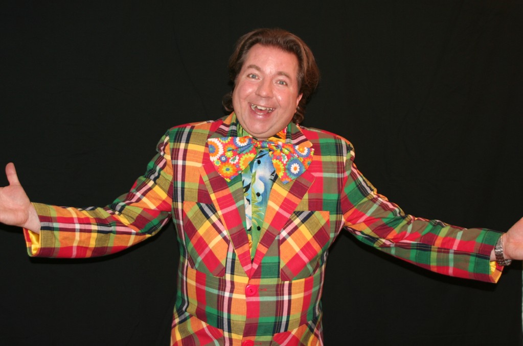 RÜDIGER SCHADE... ist Sänger, Geschichtenerzähler, Schauspieler (u.a. bei den Märchenfestspielen Hanau), kommt meistens zu spät, aber wenn er da ist wird es immer lustig.