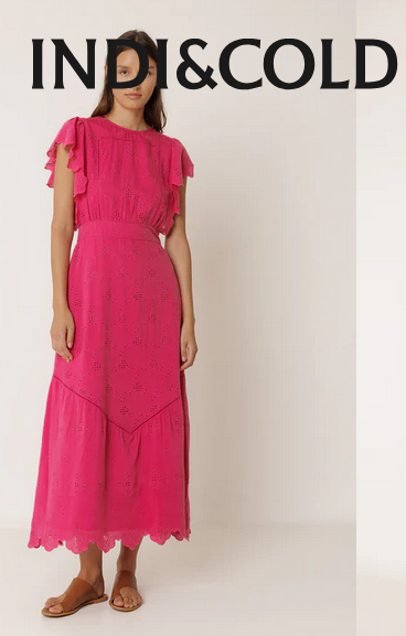 Erdbeerfarbenes Kleid mit Schiffchen-Stickerei, von INDI & COLD, Preis auf Anfrage.