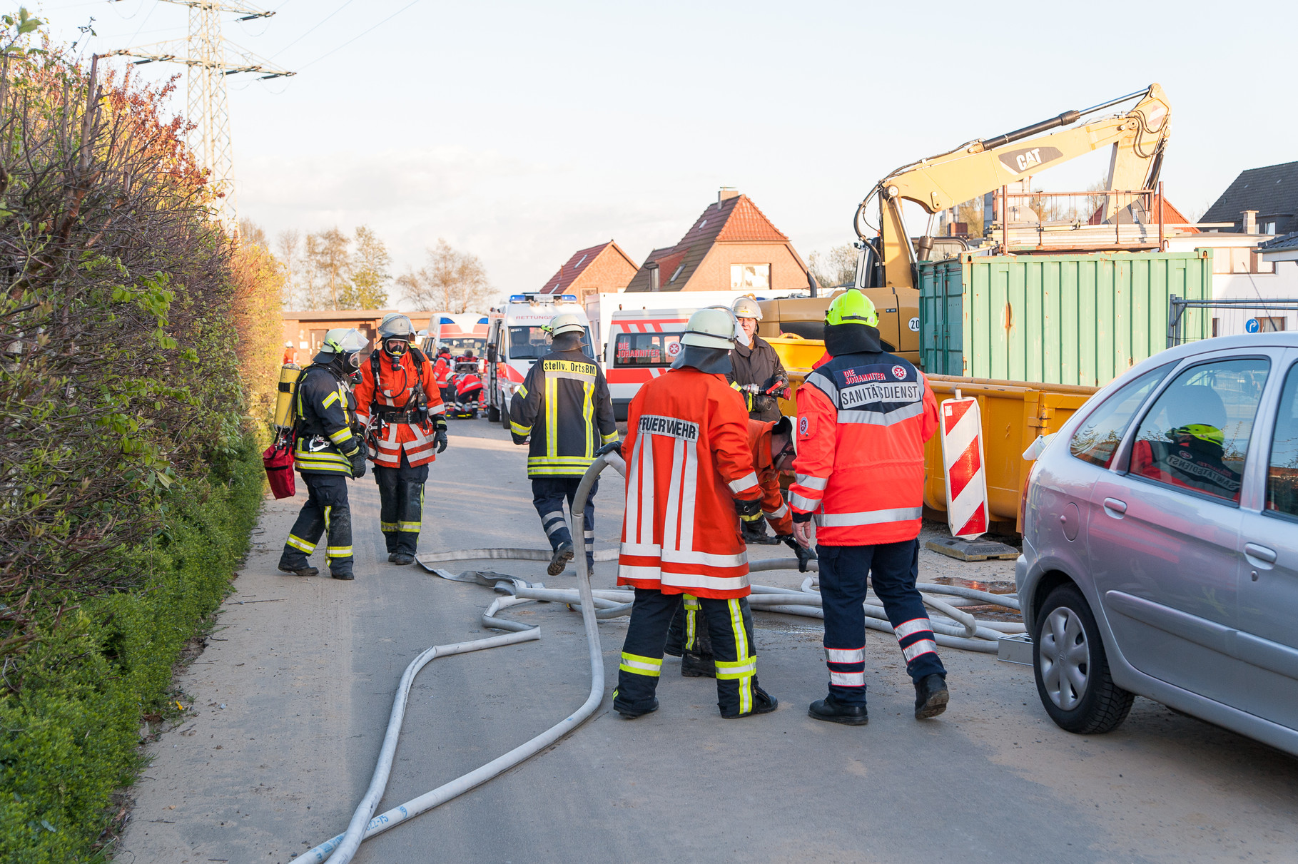 Einsatzkräfte bei der Arbeit