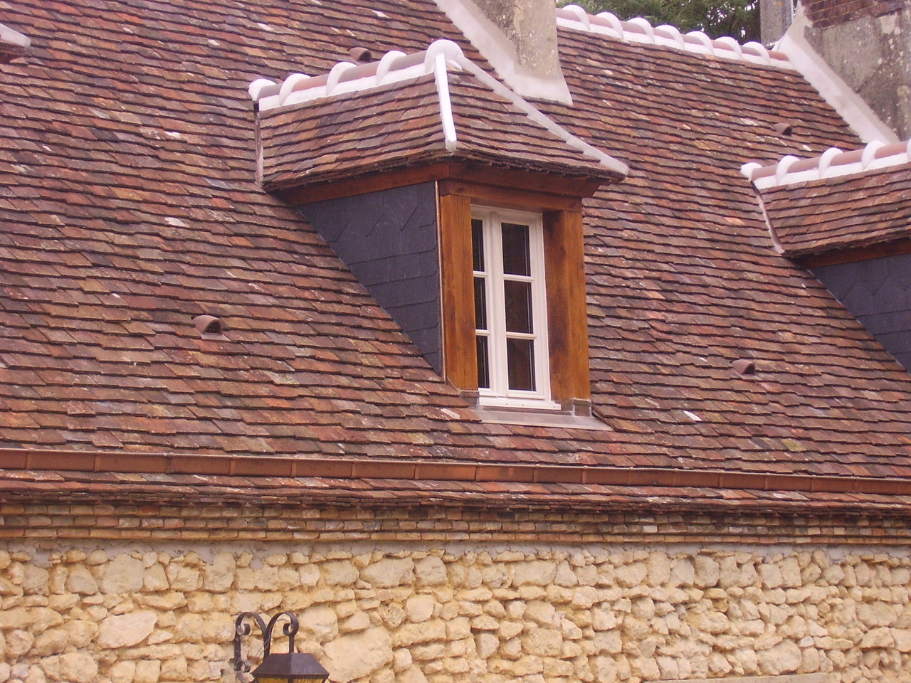 Réfection des lucarnes en tuiles avec habillage des joues en ardoises