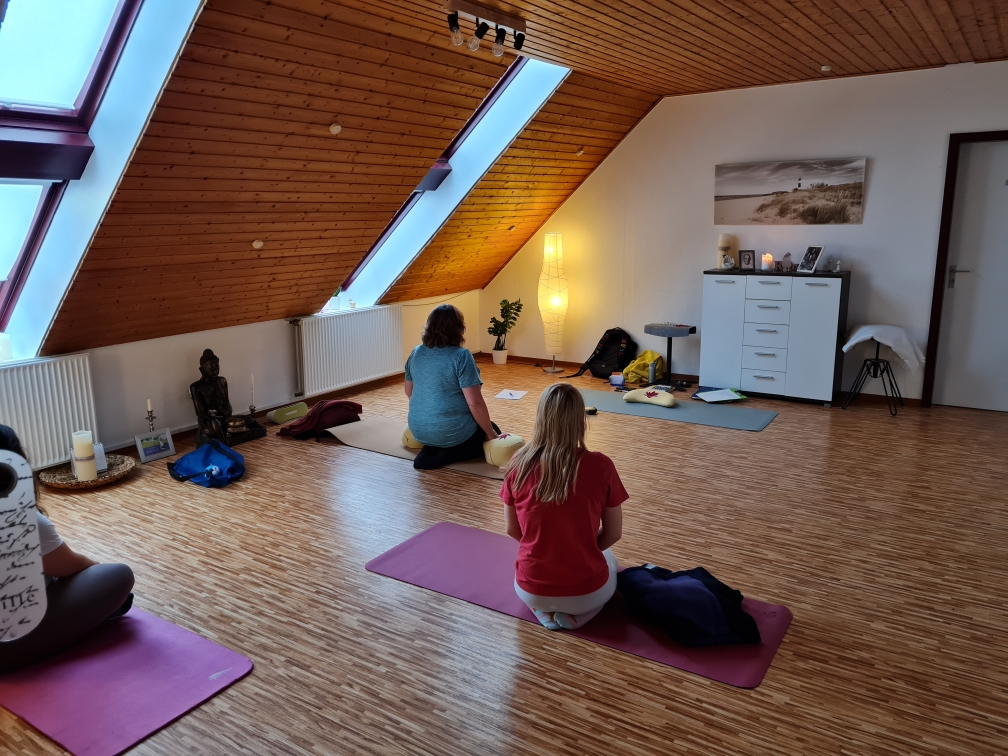 Es finden vormittags "Samfte Rücken Yoga Stunde "(Montags)und "Fortgeschritten Yoga"(Mitwochs) bei Jeanette Richter, Klasingstrasse 11, in Lingen statt.