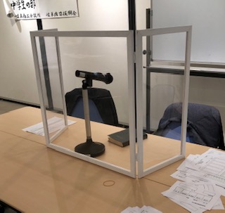 マスク着用の上、さらに飛沫防止パーテーションを設置して実施