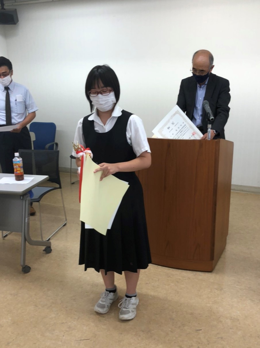 表彰の様子　高校生の部準優勝