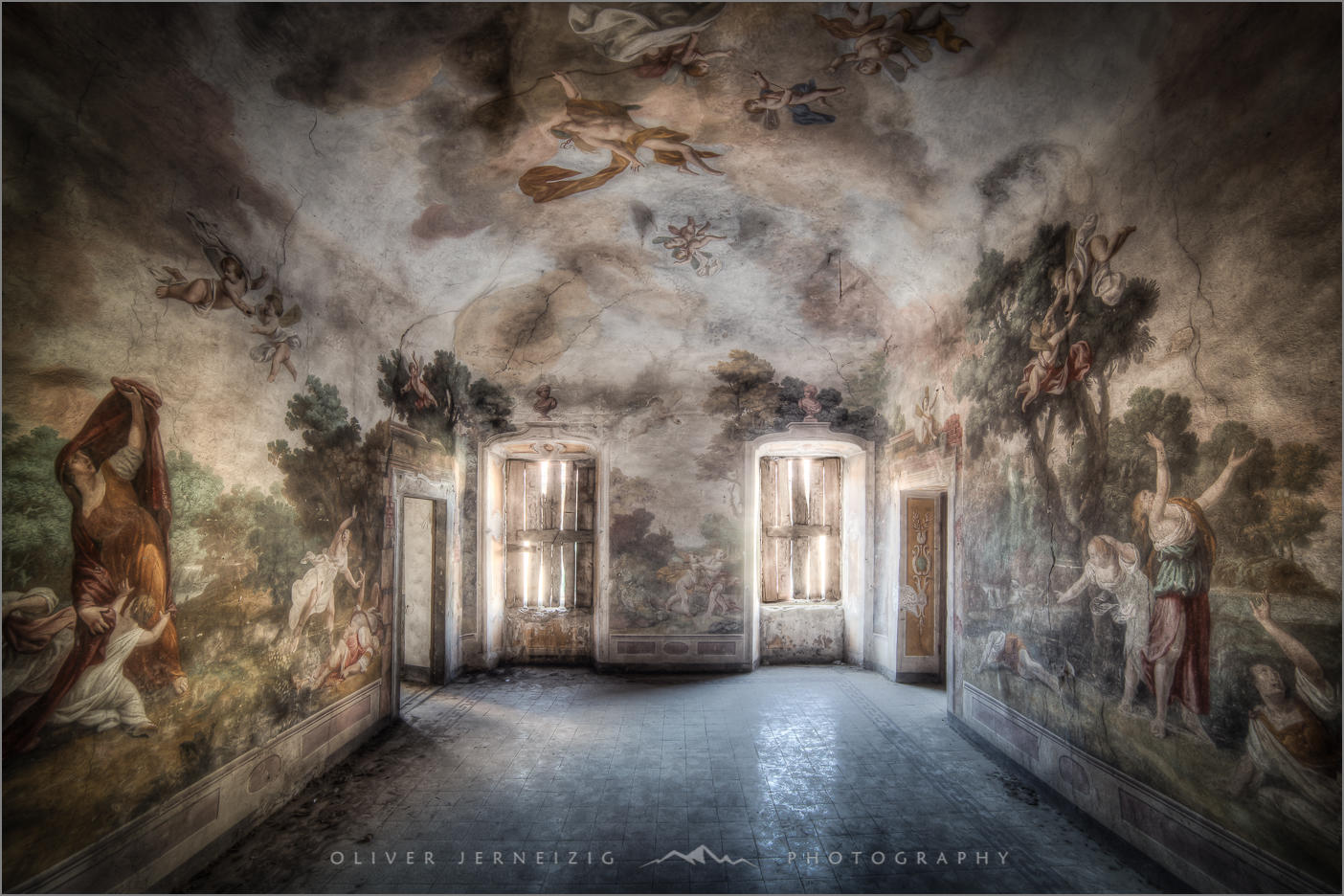 Ein Lost Place der besonderen Art: Der verfallene und vergessene "Villa Chris" in Italien, Italy - © Oliver Jerneizig