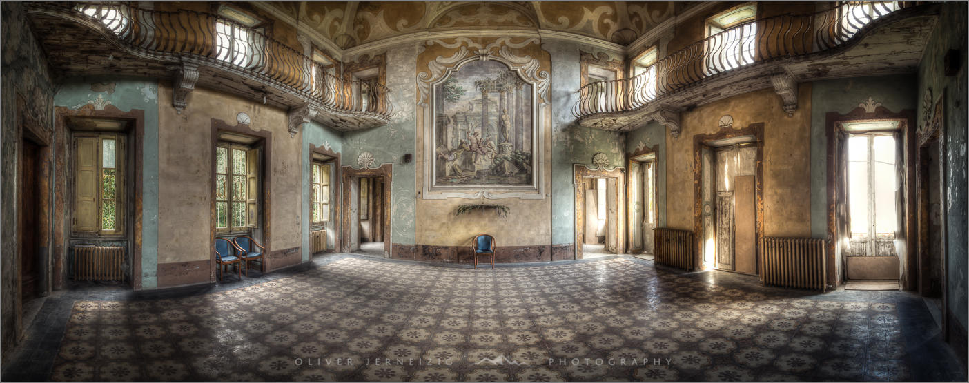 Ein Lost Place der besonderen Art: Die verfallene und vergessene "Villa Sbertoli" in Italien, Italy - © Oliver Jerneizig