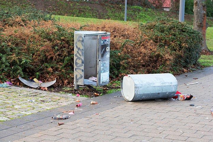 von Böller zerstörter Mülleimer