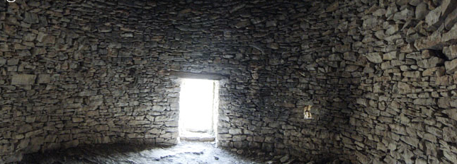 L'intérieur du cabanon, au diamètre impressionnant. Vue de l'entrée