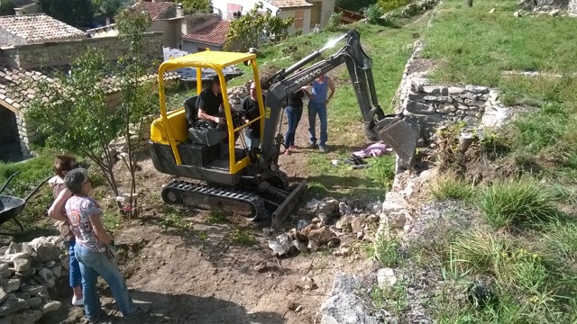 Intervention d'une mini-pelle pour purger les jambages d'une entrée de voute