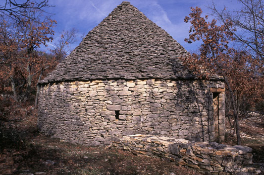 Le cabanon pointu "géant" des Eyroussiers se trouve tout proche du site d'intervention