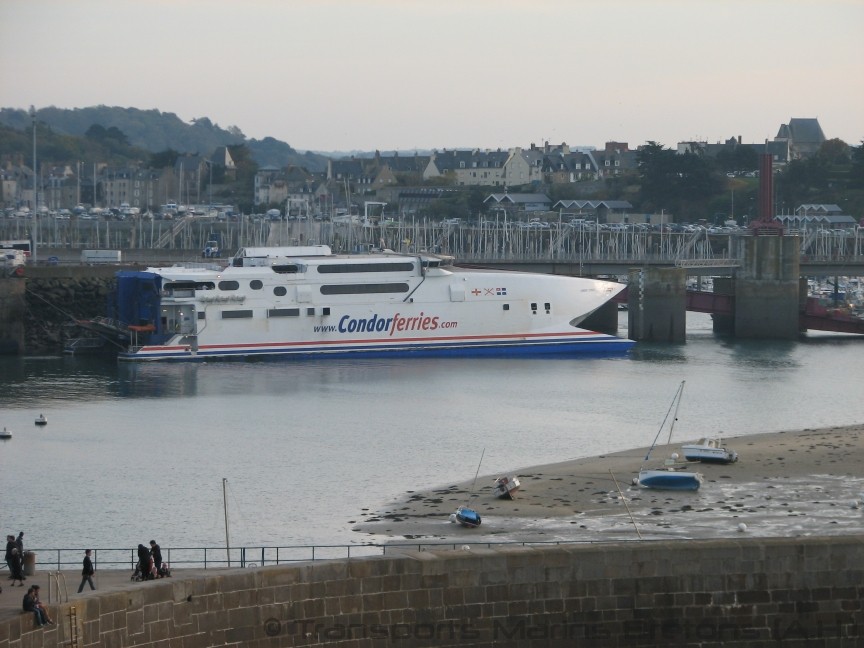Le HSC Condor Express à quai à Saint-Malo. Photo : Antoine