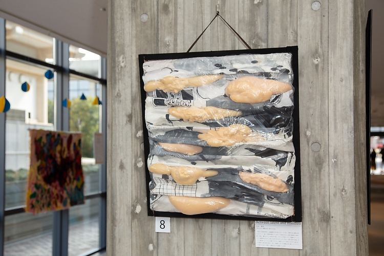 学校で日本画を専攻して絵画制作を学びましたが、その中で、制作方法や画材を変えるなどして、新しい表現を模索しています。今作品は自分の心情を抽象的な表現で描いた紙を、織り込むことで部分的に隠し、その上に発泡ウレタンを配置することにより、視覚的空白を与え、他人が完全にわかることができない人間の思考を表現しました。