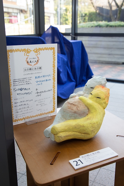 亜寒帯でも凍らず亜熱帯でも干上がらずひんやりとしている木の温度の一定性に着眼し、