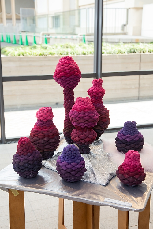 その絡みあう放物線を、植物の造形をモチーフに表現した作品。