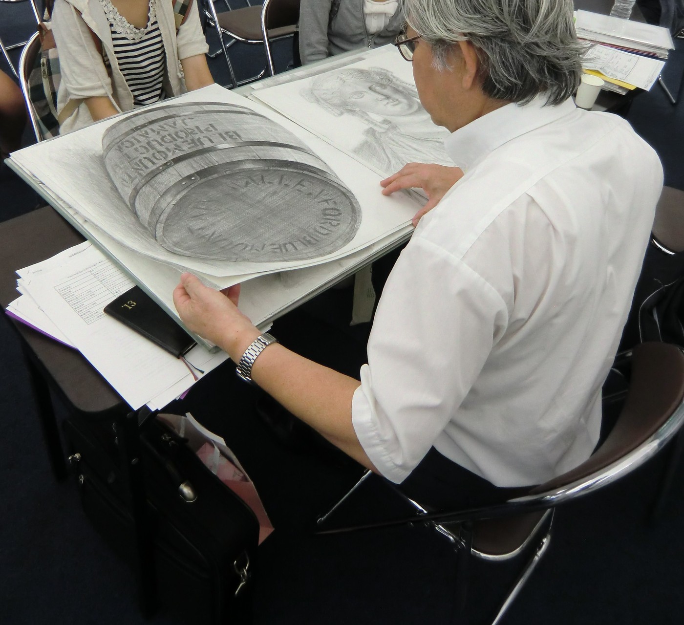 武蔵野美術大学の教授に作品講評をして頂く生徒達