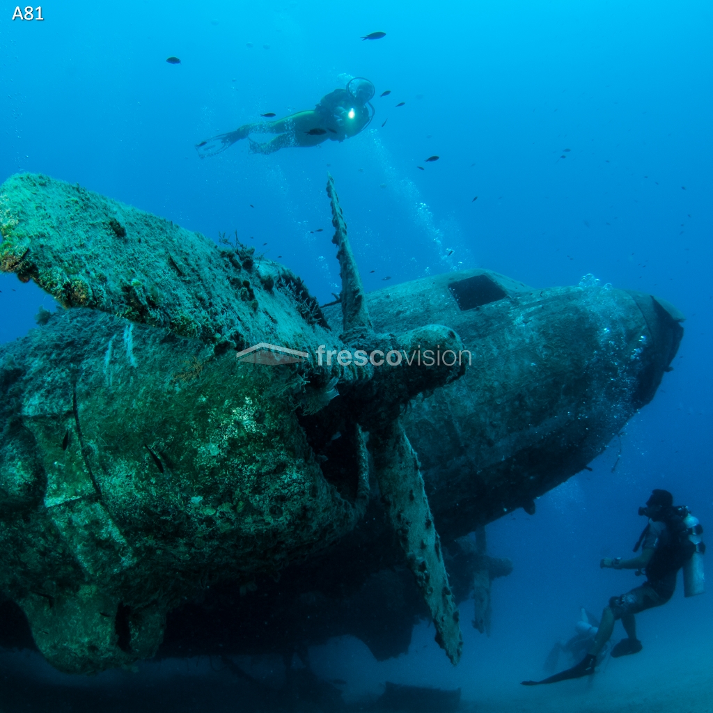 Flugzeugwrack und Tacher auf dem Meeresboden