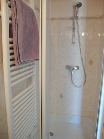 Salle d'eau avec douche