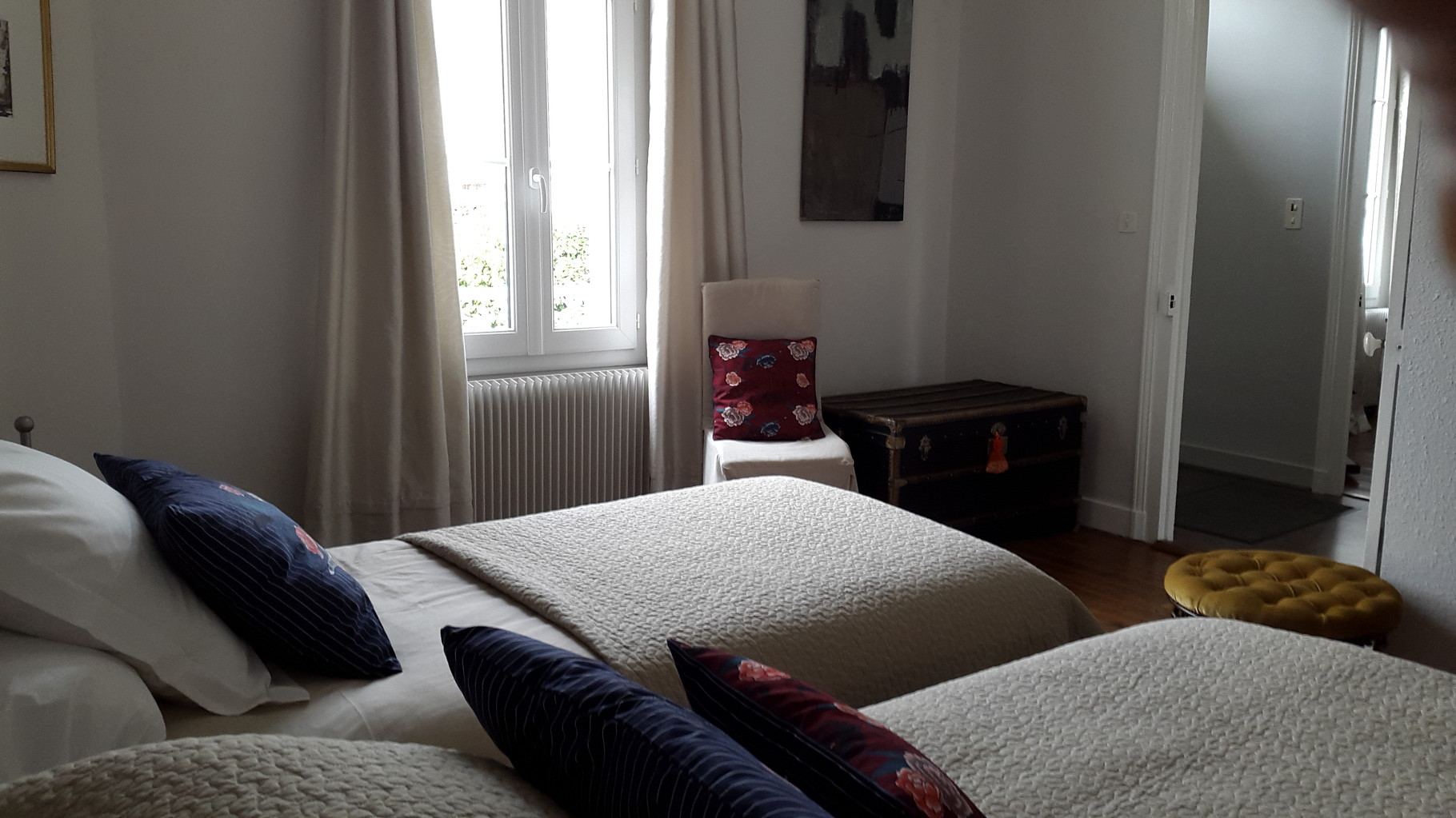 La chambre " Côté cour". Toutes les chambres sont climatisées.