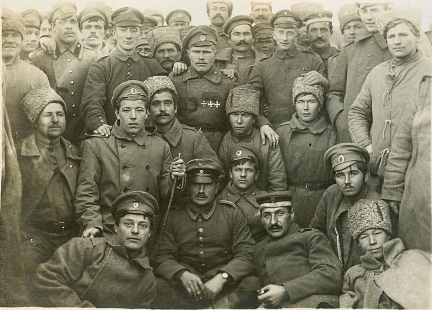 Так называемые "братальщики", 1917 год, юго-западный фронт.