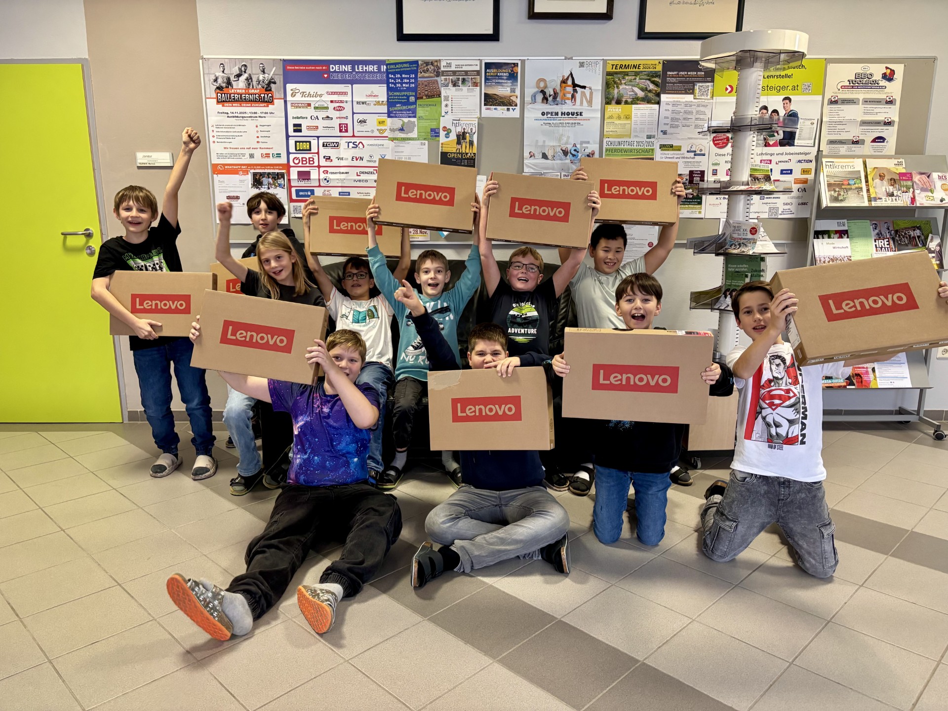 Große Freude bei der Übergabe der neuen Laptops!