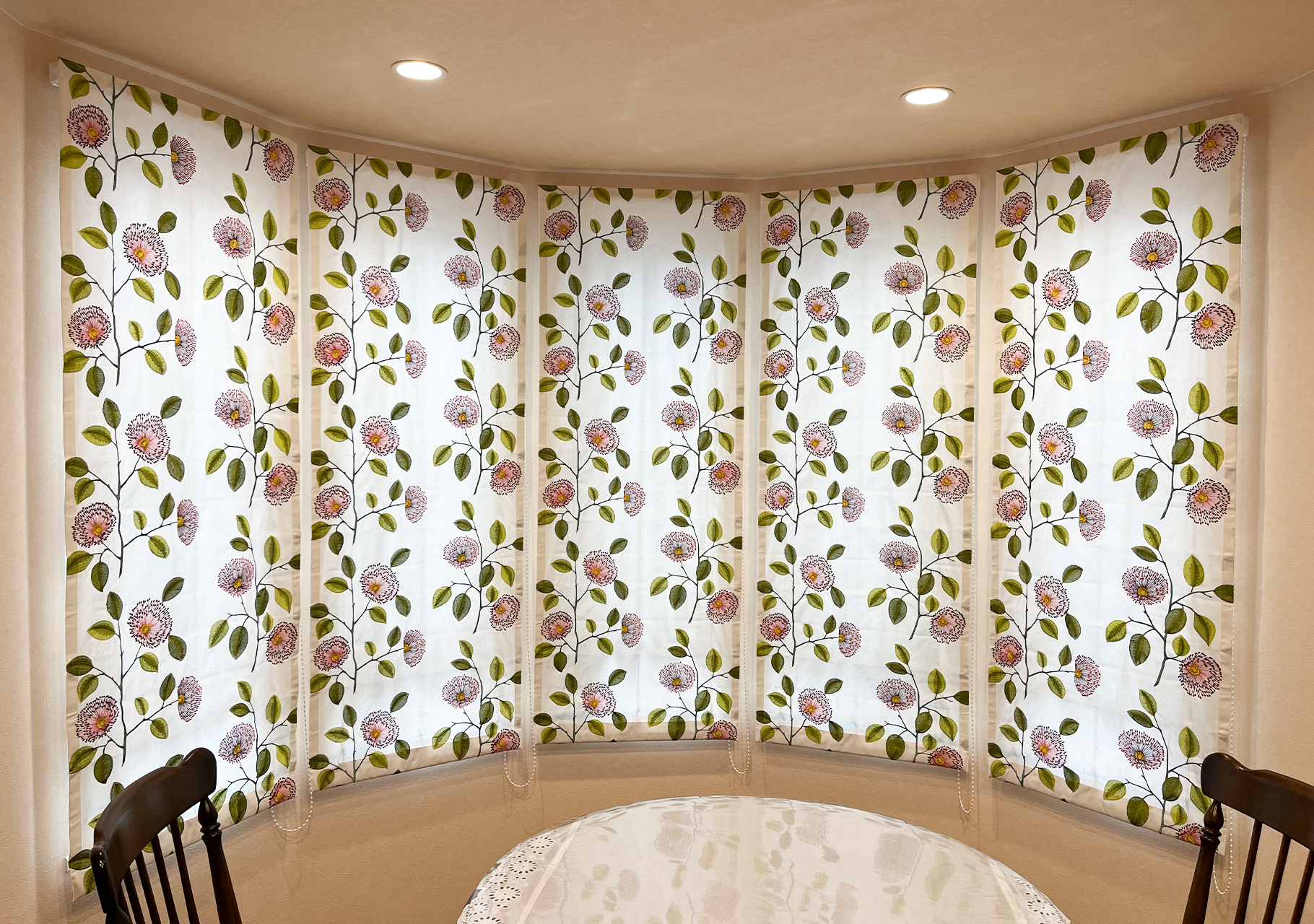 シェードとレースの組み合わせ。