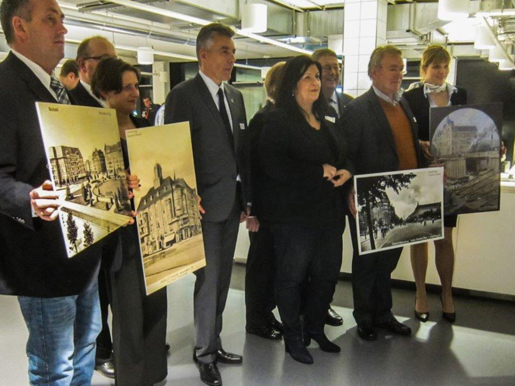 von links nach rechts, Frau Bock, BMW Niederlassung am Kaiserdamm und Herr Jarnot, 1. Vorsitzender der Kaiserdamm IG, Frau Sückler, BVV - Vorsteherin Bezirk Charlottenburg-Wilmersdorf, Herr Döring, Eisendöring und 2. Vorsitzender der Kaiserd