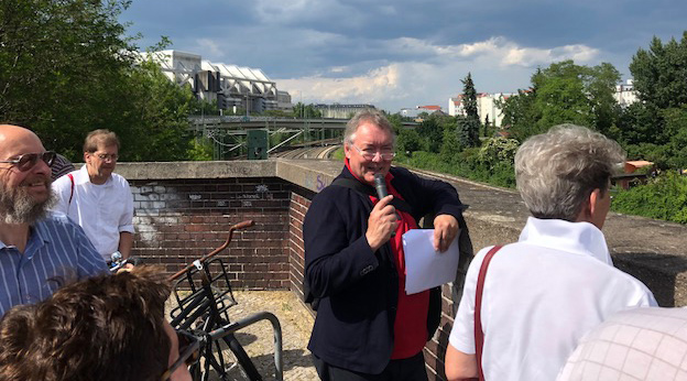 Dipl.-Ing. Wolfgang Jarnot beim Stadtspaziergang "Verborgene Ort in der Nähe des Kaiserdamms entdecken" aus dem Jahr 2018      © Kaiserdamm IG
