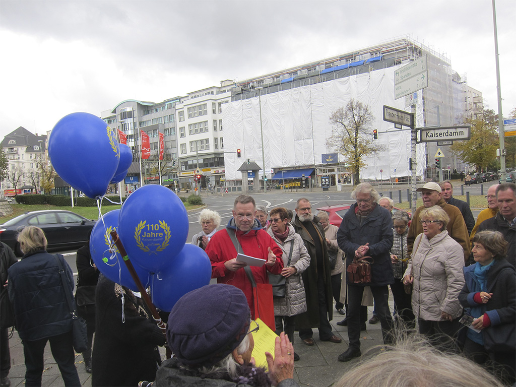 Stadtspaziergang vom Theodor-Heuss-Platz bis zum Sophie-Charlotte-Platz mit Bürgermeister Naumann