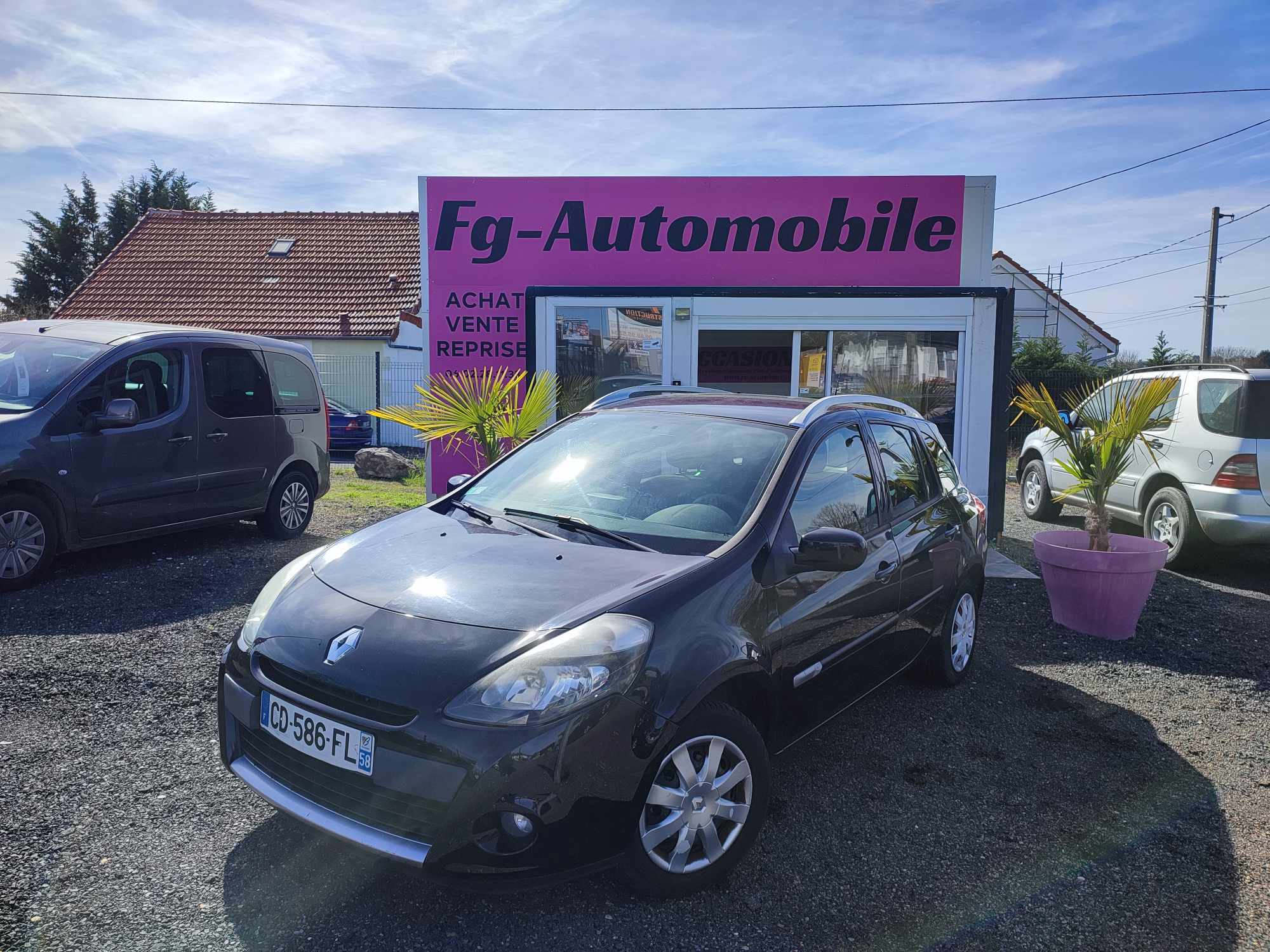 (Réservée) RENAULT CLIO 1.2l 16v ESTATE 75cv TOMTOM LIVE - 6490€