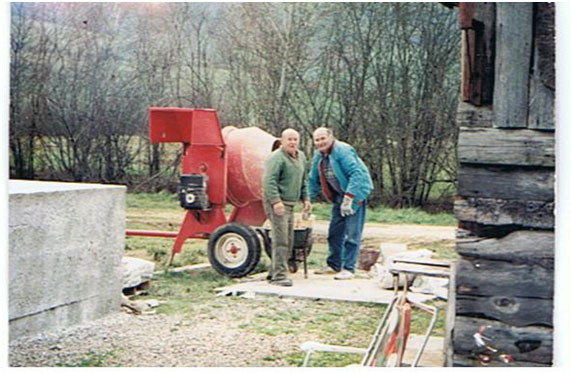 construction du local, Raymond et Roger à l'oeuvre