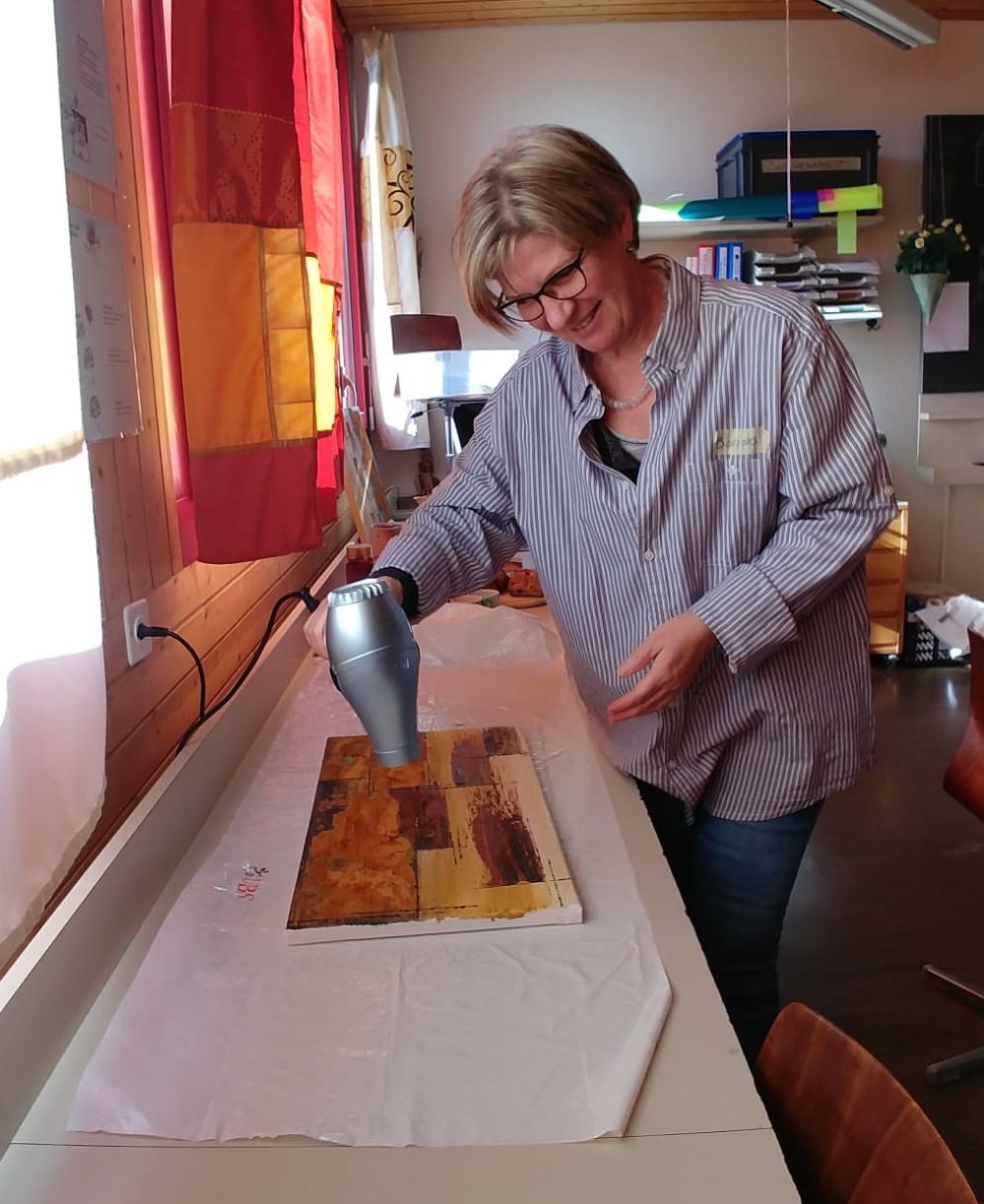für die Weiterarbeit muss die Farbe trocken sein