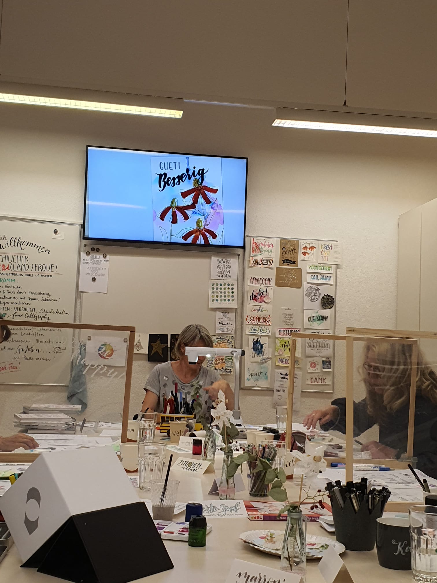 auch bei diesem Kurs wird mit genügend Abstand und sogar mit einer Trennwand gearbeitet