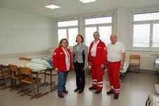  Die HLF-Direktorin Mag. Martine Hrubesch  stellt sechs Schulklassen zur Verfügung, die vom Roten Kreuz zu einem Evakuierungslager ausgebaut wurden. V.l.n.r. Lagerleiterin DGKS Gudrun Kalchhauser, HLF-Direktorin Mag. Martine Hrubesch, Mag. (FH) Eveline Gr