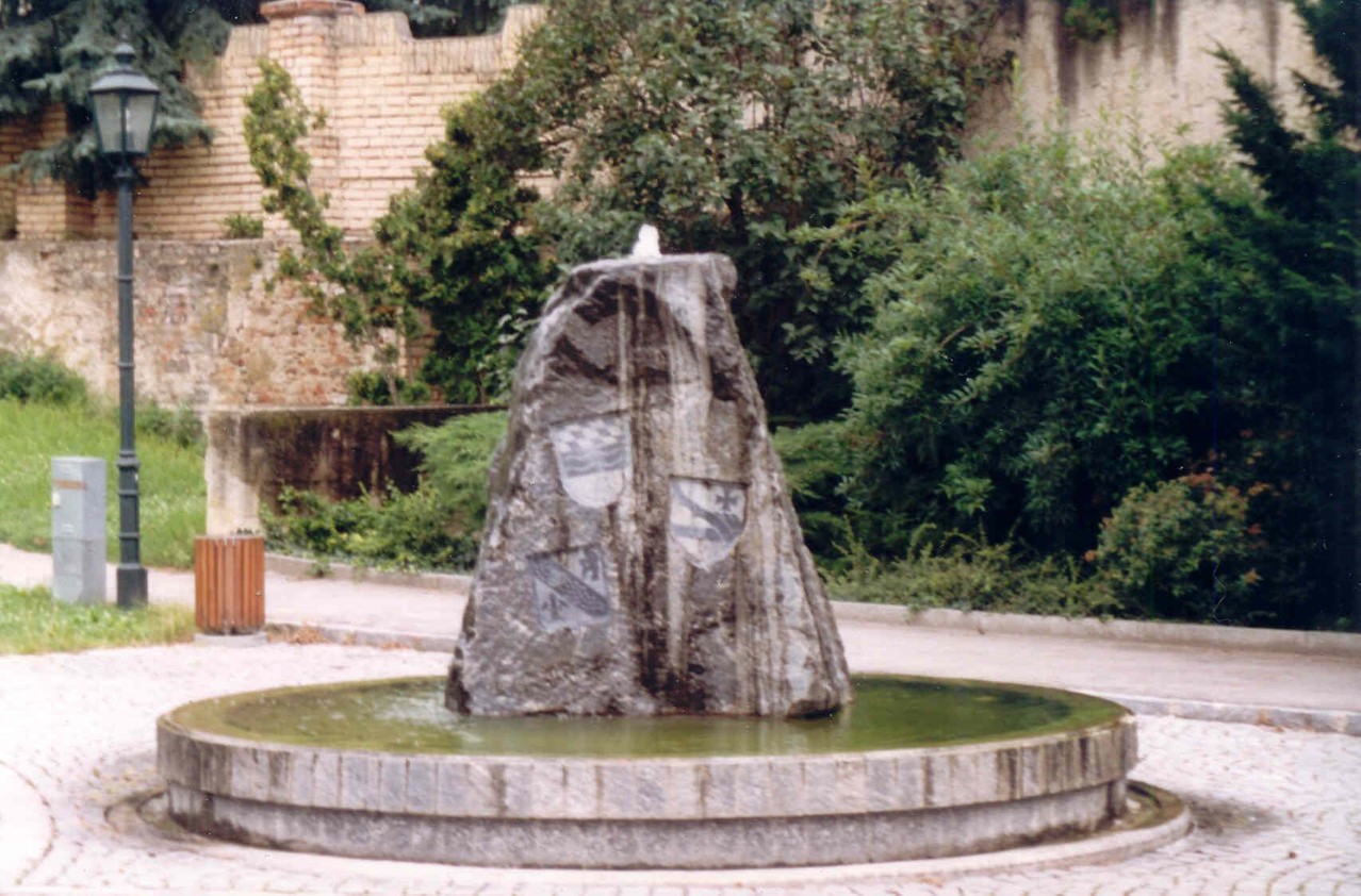 Der Brunnen am Kirchenplatz in Furth ist der Gemeindepartnerschaft...