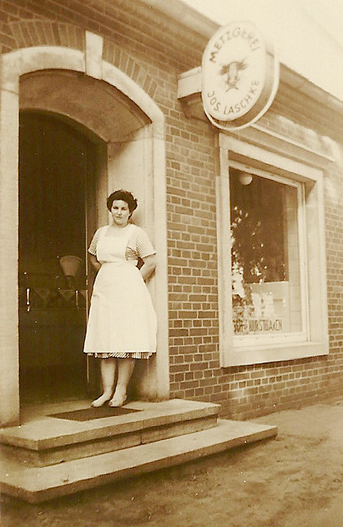 Clementine Laschke 1956 vor dem Geschäft an der Bahnhofstraße