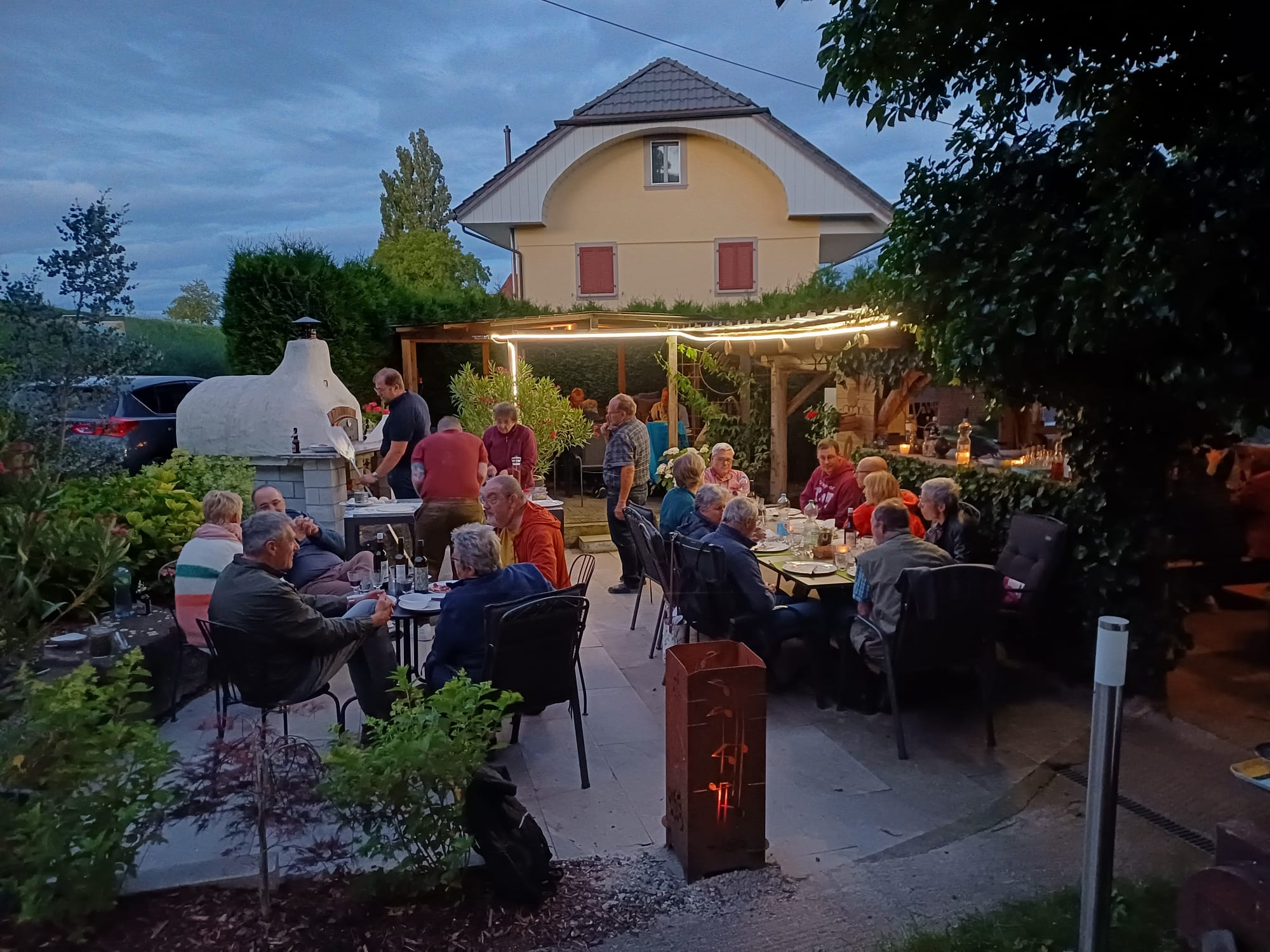 Abendstimmung um den Pizzaofen.