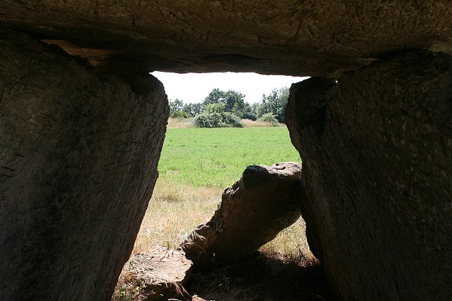 sous le dolmen